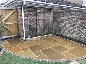 Our Gurdha Buff is a mix of orange hues as well as a deeper mix of  pink, red and beige paving slabs .  This mix instantly brings a warm feel to your garden.