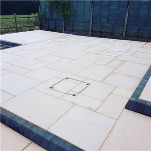 One of the lighter natural stone paving blends in the EM smooth range. The EM Ivory is a mix of cream and beige paving which have subtle pink undertones.