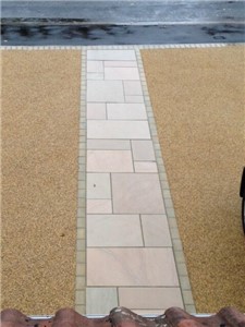 One of the lighter natural stone paving blends in the EM smooth range. The EM Ivory is a mix of cream and beige paving which have subtle pink undertones.