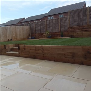 Available in our standard patio pack the EM Vanilla is a blend of off-white and cream paving slabs and is one of the lighter colours in the EM smooth range. This paving will bring a modern look to any garden or outdoor space. Please note that with all the lighter ranges of natural stone extra care will need to be taken and regular cleaning will need to be carried out, as these blends will show dirt and marks more easily than the darker ranges.