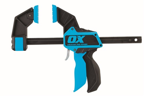 The OX pro heavy duty bar clamp is engineered with top notch materials for optimum performance.  The bar clamp is able to provide clamping pressure up to 150kg.  This versatile clamp allows you to quickly convert from a clamp to a spreader.  The quick grip on the clamp makes it easier to use with one hand without compromise on stability.  The TPR pads provide surface protection so high intensity work can be carried out without damaging surfaces.