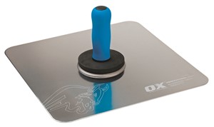 The  OX Plastering Hawk blade is manufactured from high quality tempered aluminium to give you a premium quality product.  The soft grip sponge rubber handle of the OX Plastering Hawk ensures optimum comfort and protection from blisters and callus.  The tempered aluminium blade is machine finished with rounded corners to prevent mortar from sliding over.  The dimensions of the blade is 330mm x 330mm to allow a generous amount of mortar to be held for plastering.