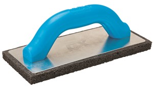 The OX Pro Rubber Float comes with a sponge rubber coarse cell pad that provides enhanced comfort while using the tool.  The coarse sponge of the OX Rubber Float is fused with the aluminum backing plate for strength and stability.  The OX Rubber Float comes with a durable soft plastic handle that protects your hand and avoids any slippage during use.  The OX Pro Sponge Coarse Rubber Float also has natural foam rubber pads for better finishing on surfaces.