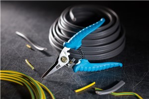 The OX&#39;s Pro Snips are made using premium quality material and are heavy duty, durable, robust and made to last.  The OX Pro Snips are designed using stainless steel serrated edge blades for increased cutting capacity, that delivers clean, neat and professional cuts every time and are ideal for all industrial applications such as wire netting, light gauge aluminum, carpet, leather, kevlar and many other items.  The easy to grip and ergonomically designed silicone handles offer a comfortable and non-slip grip.